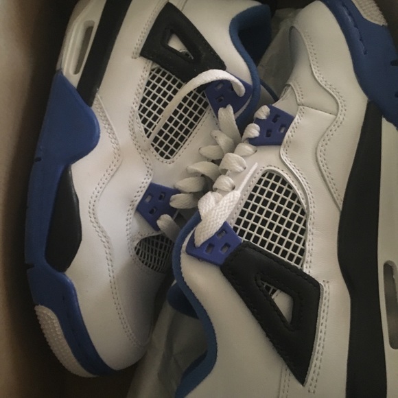 Jordan 4s size 4 - Picture 3 of 6